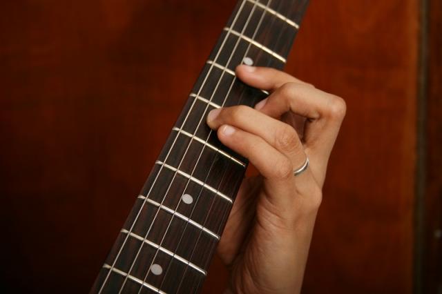 Как выбрать струны для акустической гитары