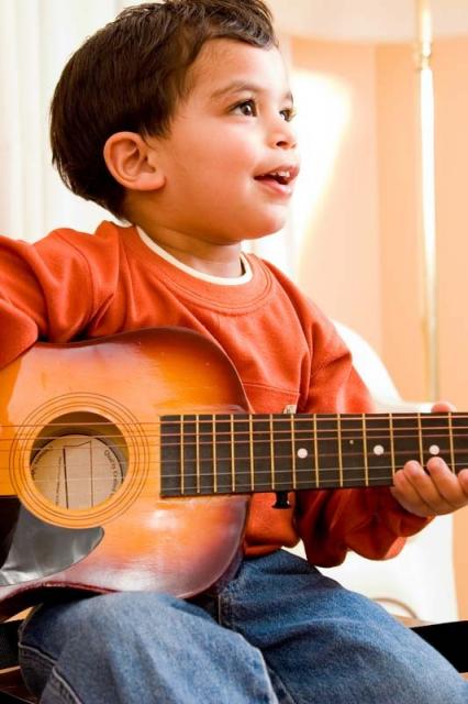 Как научить детей играть на гитаре
