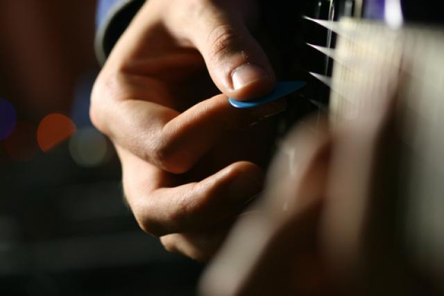 Как научиться играть на акустической гитаре