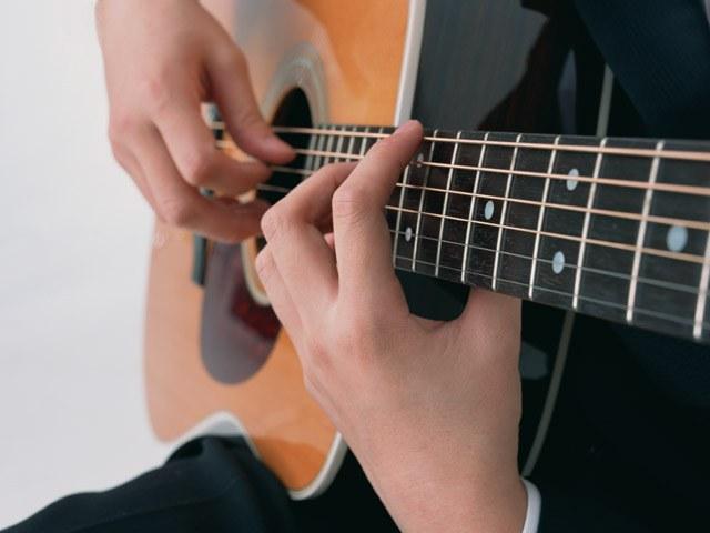 Как научиться играть на шестиструной гитаре