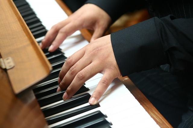 Как научить играть на фортепиано